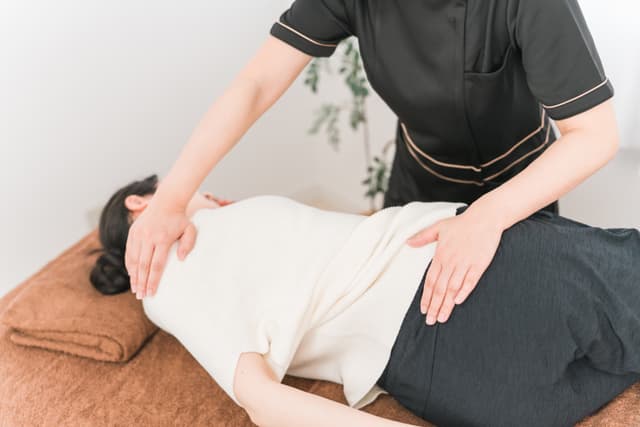 北見市RESET整骨院の骨盤剥がし施術 - 肩こり背中の痛み解消