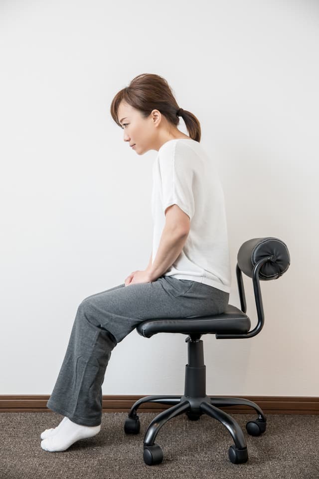 猫背・姿勢の悪さで悩む女性 - 北見市RESET整骨院の姿勢分析で改善