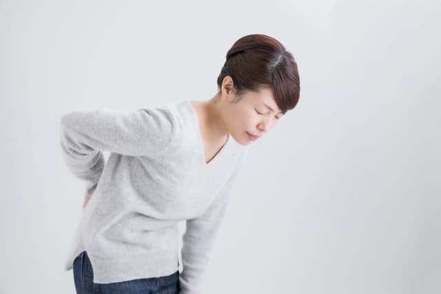 慢性腰痛に苦しむ女性 - 北見市RESET整骨院の骨盤矯正で根本改善